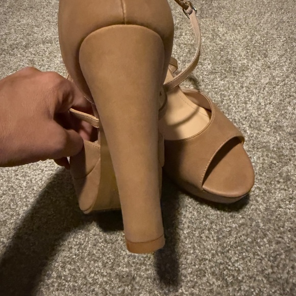 Woman's high heels - Picture 3 of 3
